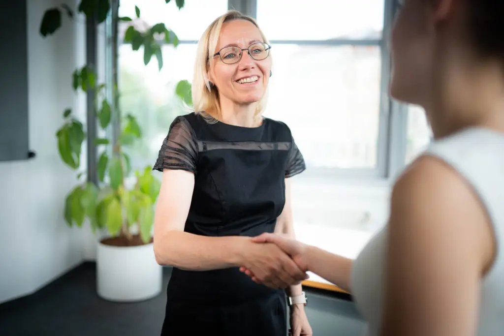 Insa Heller im Gespräch mit Kundin. Persönliches Resilienz Coaching & individuelle Beratung