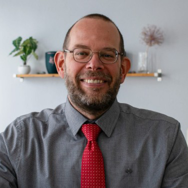 Michael Vogler, Geschäftsführer der Bestattungshaus Vogler GmbH, mit Hemd und roter Krawatte